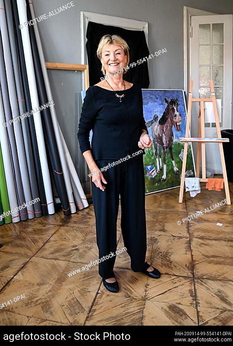11 September 2020, Berlin: The painter Anne Dohrenkamp, wife of Jürgen von der Lippe, at a photo session. Her works will be shown in the exhibition AENO...