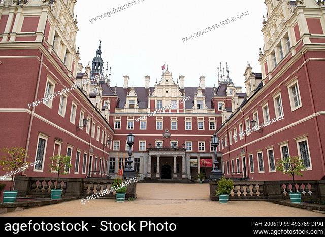 19 June 2020, Saxony, Bad Muskau: The castle in the Fürst-Pückler-Park, built in 1520. The rediscovered Muskau watercolours by the landscape painter Carl Graeb...