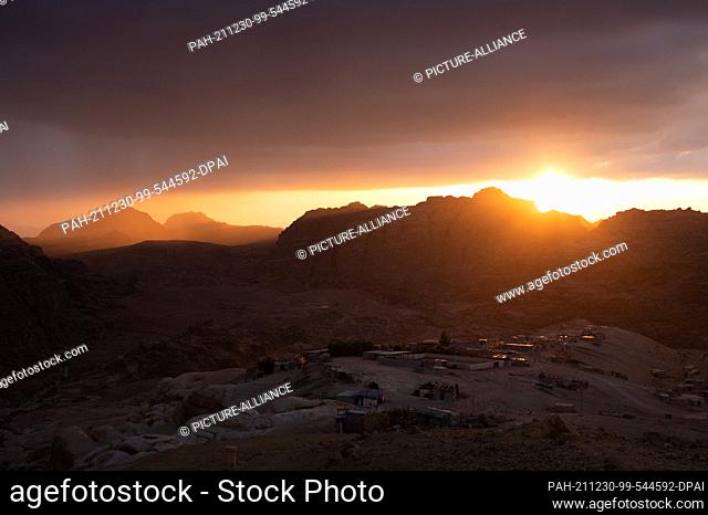 21 November 2021, Jordan, Petra: The sun sets behind the ancient Nabataean city of Petra. Photo: Sebastian Kahnert/dpa-Zentralbild/dpa