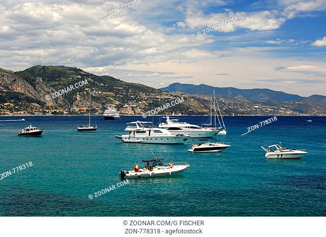 Segeljachten und Motorboote in der Bucht von Menton vor den Höhenzügen der französischen Seealpen, Côte d'Azur, Frankreich / Sailing yachts and motor-boats in...