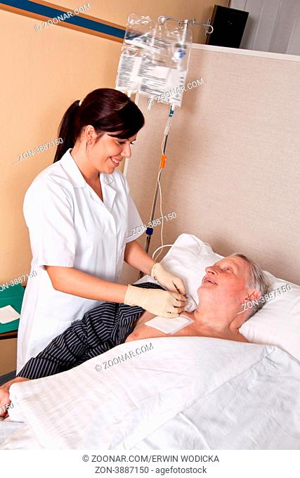 Eine Krankenschwester gibt einem Patienten eine Infusion