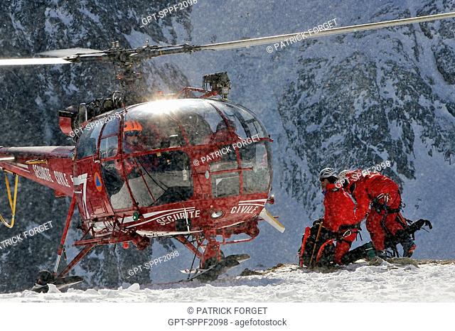 PIULOTS BOARDING AN ALOUETTE 3 HELICOPTER. SURVIVAL TRAINING FOR HELICOPTER PILOTS OF THE CIVIL EMERGENCY SERVICES SUPERVISED BY THE FIRE DEPARTMENT