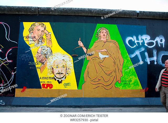 East Side Gallery, auf der einen Seite Kunstwerke , auf der anderen Graffiti an der Berliner Mauer, Berlin, Deutschland, Friedrichshain