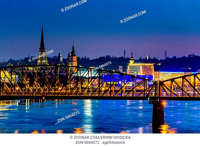 Nachtaufnahme von Linz mit Dom und Eisenbahnbrücke