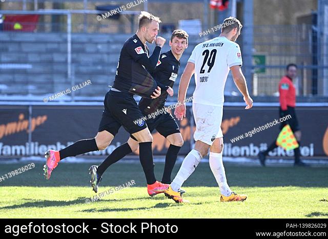 jubilation after goal to 2: 1 at goalschuetze Philipp Hofmann (KSC). Re: Benjamin Goller (KSC) and Ivan Paurevic (SVS). Soccer / 2nd Bundesliga: SV Sandhausen -...