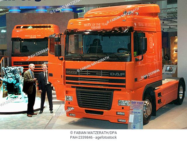 The ""Truck of the Year 1998"" will be inspected at the IAA Commercial Vehicle Fair in Hannover on 2 September 1998 at the booth of the Dutch company DAF by the...