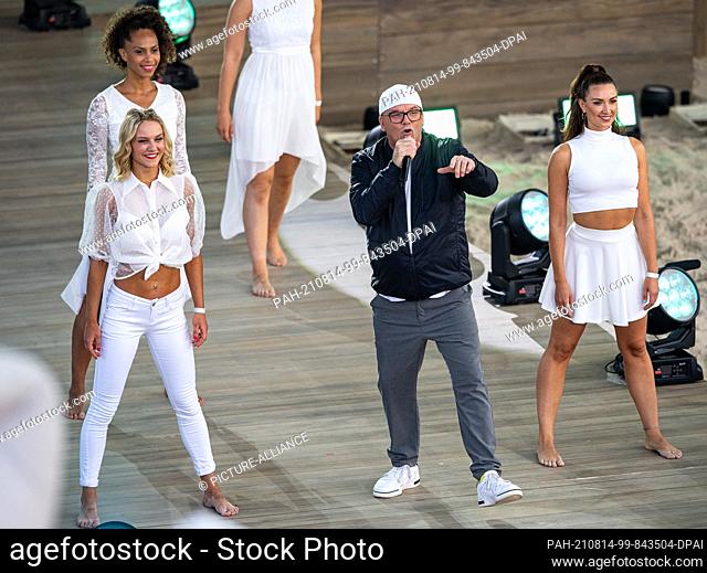 14 August 2021, North Rhine-Westphalia, Gelsenkirchen: DJ Ötzi (2nd from right) is on stage for the big Schlager beach party for Florian Silbereisen's 40th...