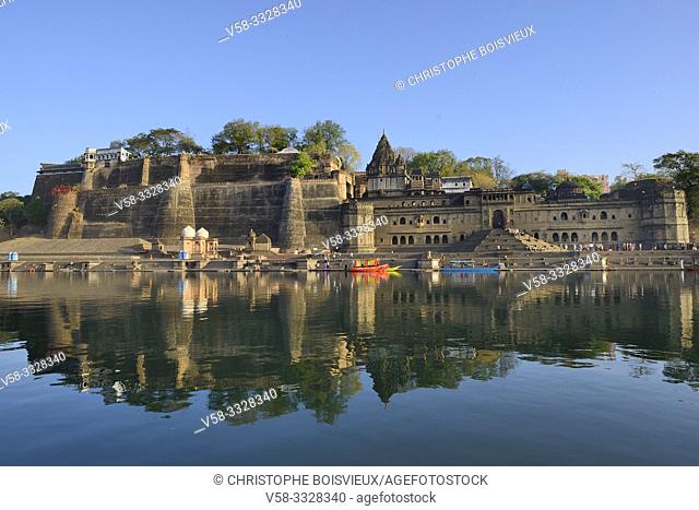India, Madhya Pradesh, Maheshwar, Ahilya fort and Narmada river