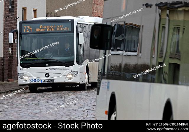 PRODUCTION - 18 December 2023, Mecklenburg-Western Pomerania, Schwerin: Buses run in front of the station. On 18.12.2023, Reinhard Meyer (SPD)