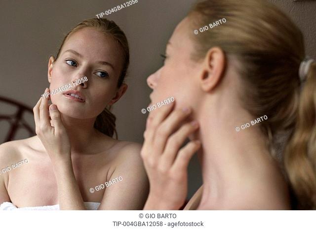 Wopman looking at herself in mirror