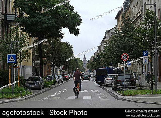 PRODUCTION - 14 September 2022, Rhineland-Palatinate, Mainz: View of the cathedral from Boppstrasse in Mainz's Neustadt district