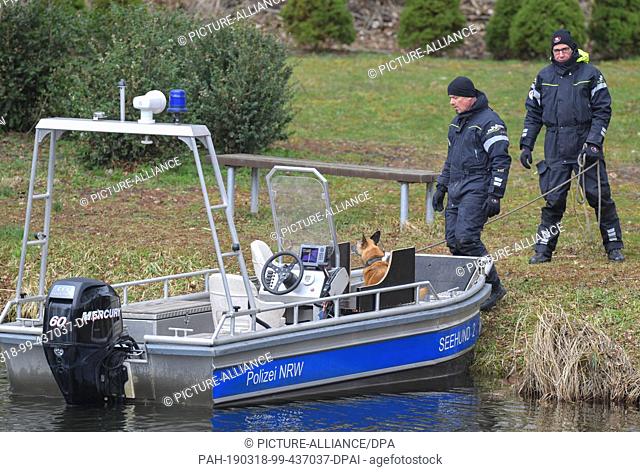 18 March 2019, Brandenburg, Wolzig: Police officers with a sniffer dog are searching for the missing Rebecca at Storkower Kanal near Wolziger See in the...