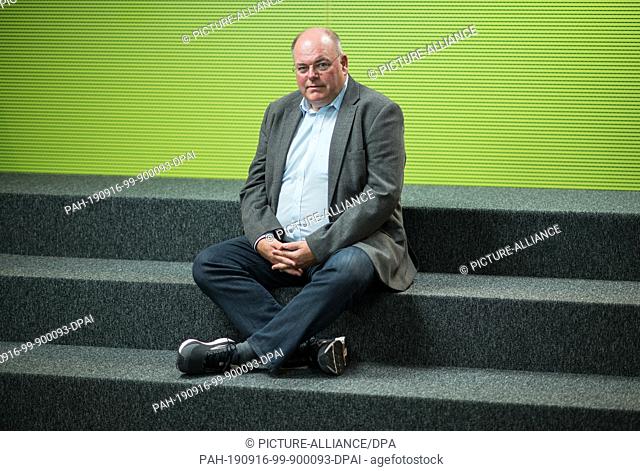 16 September 2019, Hessen, Frankfurt/Main: Walter Kohl, son of the former German Chancellor (CDU), sits on a staircase. He is an honorary patron of the...