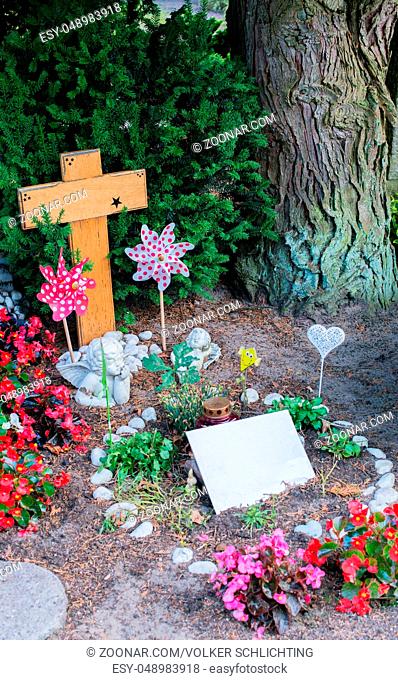 Blumen und Grab auf ein alten Friedhof Flowers and grave in an old cemetery