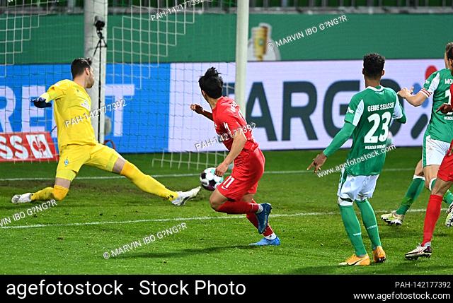 goal, hit 0-1: Hee-chan Hwang (RBL) scores versus goalwart Jiri Pavlenka (Bremen) m and Theodor Gebre Selassie (Bremen) / r