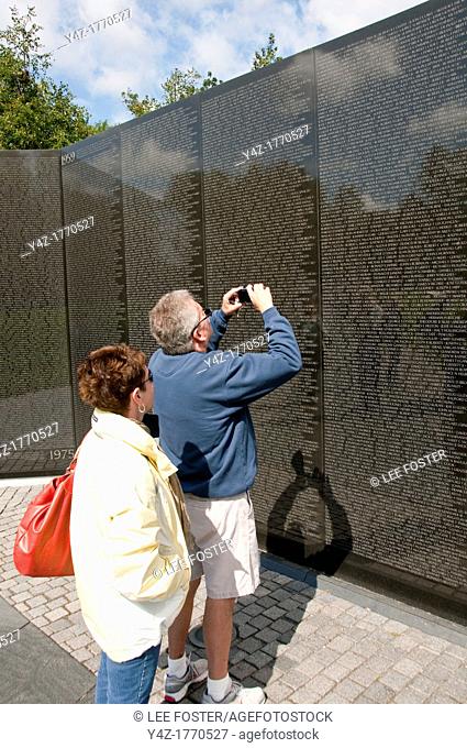 USA Washington DC, wall honoring fallen soldiers at Vietnam War Memorial on the National Mall