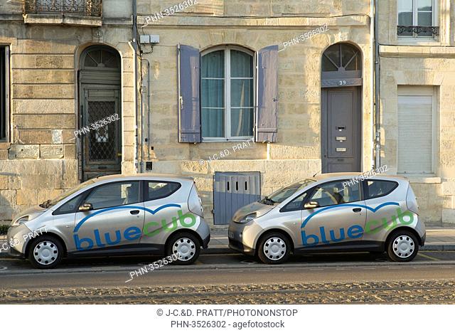 France, South-Western France, Bordeaux, Bluecub, electric cars in the street