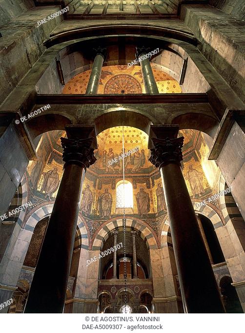 Octagonal interior, Palatine Chapel (786-804), Aachen Cathedral (8th-16th century) (Unesco World Heritage List, 1978), Rhineland-Westphalia, Germany