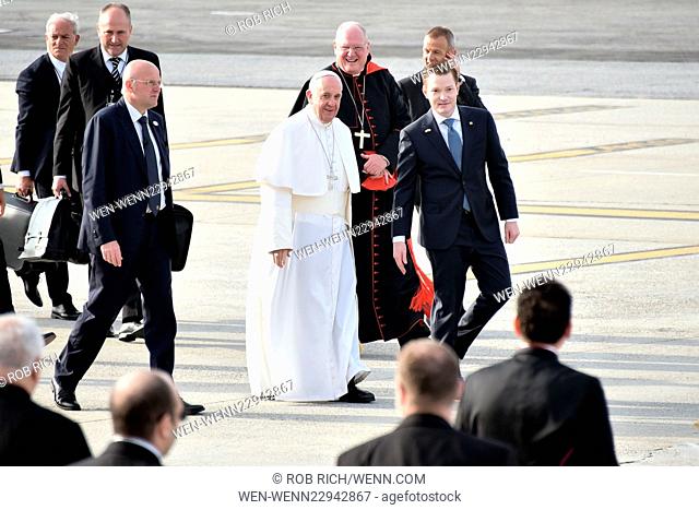 Pope Francis leaves New York City after his visit via John F. Kennedy Airport (JFK) to fly onto Philadelphia Featuring: Pope Francis Where: Queens, New York