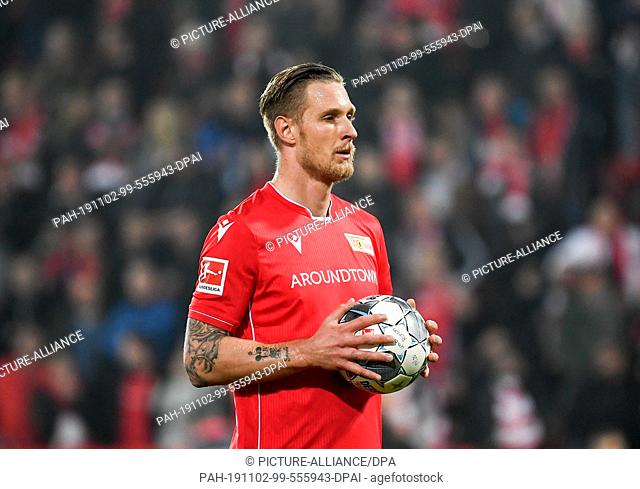 02 November 2019, Berlin: Soccer: Bundesliga, 10th matchday: 1. FC Union Berlin - Hertha BSC in the Alte Försterei. Unions Sebastian Polter gives a pre-shot...