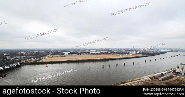 08 March 2023, Hamburg: View across the Norderelbe to the sand fillings in preparation for the construction site on Grasbrook in the harbor