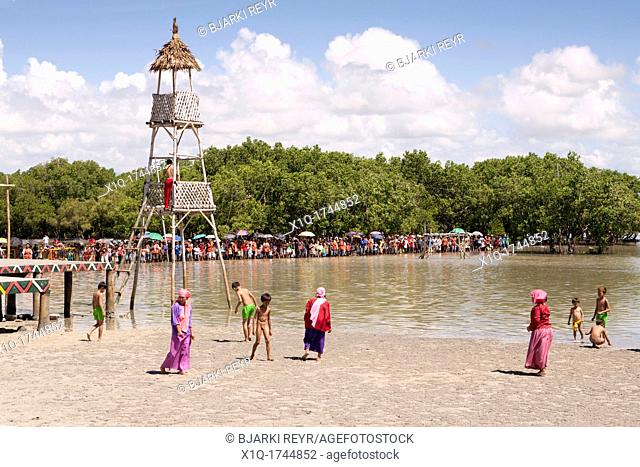 Women and children on the beach before the battle begins at the Battle of Mactan reenactment or Kadaugan Festival  The Battle of Mactan was fought in the...
