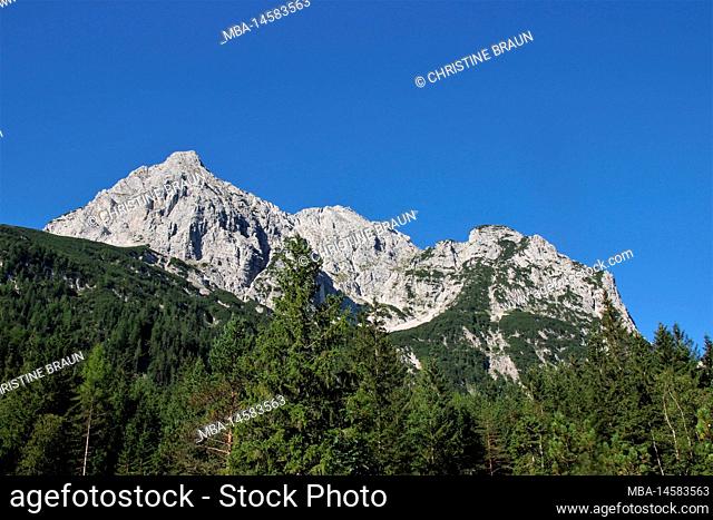 Morning mood, Germany, Upper Bavaria, Ferchensee, Wetterstein mountains, left Untere Wettersteinspitze 2152 m, center Obere Wettersteinspitze 2297