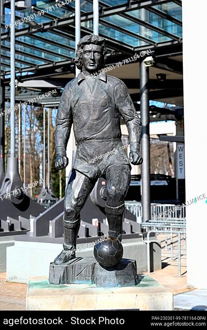 28 February 2023, North Rhine-Westphalia, Cologne: A bronze memorial honoring football player Heinz Flohe, known as Flocke, who died in 2013