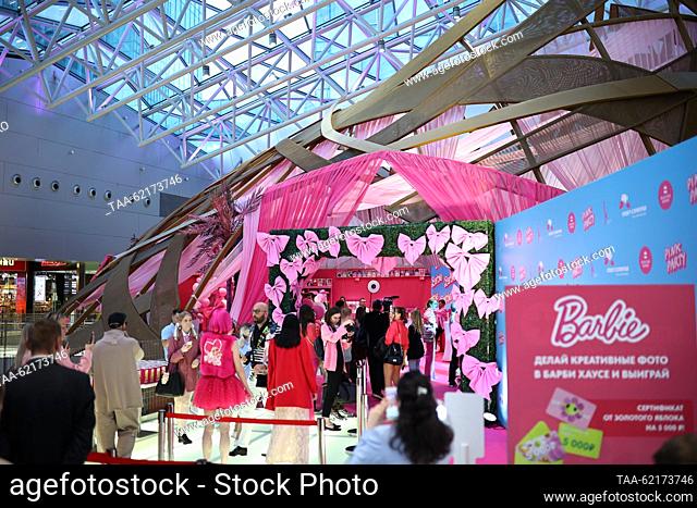 RUSSIA, MOSCOW - SEPTIEMBRE 14, 2023: La gente cola en frente de una cabina de fotos de la caja Barbie en el estreno de Moscú de la película de comedia 2023...