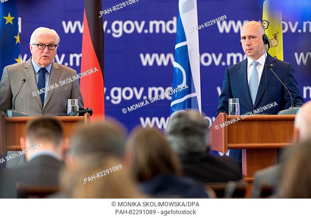 German Foreign Minister Frank-Walter Steinmeier (L) and Moldovan Prime Minister Pavel Filip deliver a press conference in the government house in Chisinau