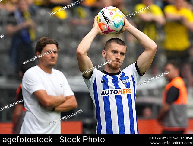27 August 2022, Berlin: Soccer: Bundesliga, Hertha BSC - Borussia Dortmund, Matchday 4, Olympiastadion, Jonjoe Kenny (r) taking a throw-in