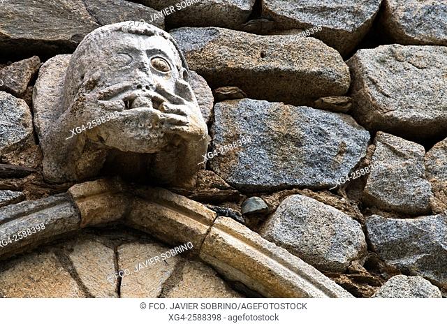 Detalle de la fachada de la iglesia románica de Sant Joan. Isil. Alt Aneu. Pallars Sobirà . Lleida. Cataluña. España. Europa
