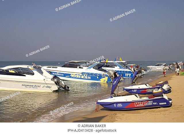 Pattaya - Tourist boats on Jomtien beach