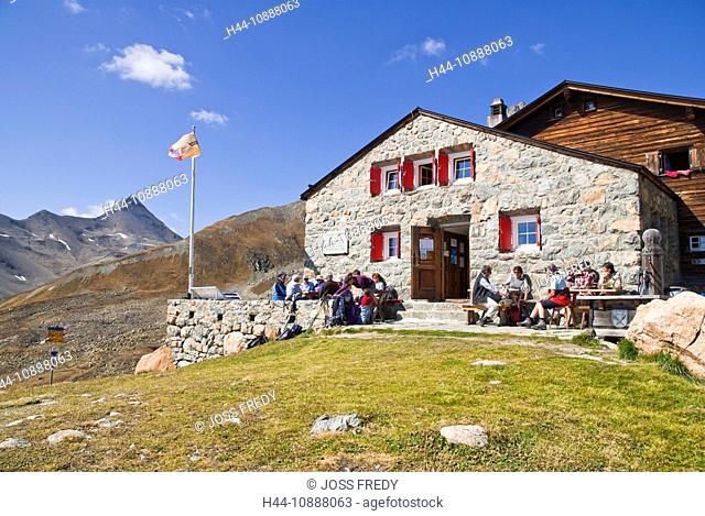 Die Chamanna d'Es-cha CAS, Club Alpin Svizzer, Schweizer Alpen-Club SAC, oberhalb Madulain im Oberengadin, Links der Fahne der Piz Blaisun