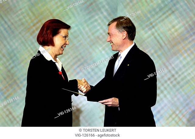 Heidemarie WIECZOREK-ZEUL ( SPD ), minister of economic cooperation and development, with a letter of appointment by Horst KOEHLER ( CDU ), federal chancellor