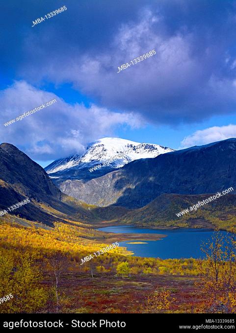 Europe, Norway, Oppland, Jotunheimen National Park, autumn at Nedre Leirungen Lake, view to the snow-capped summit of Besseggen and the Besseggengrat
