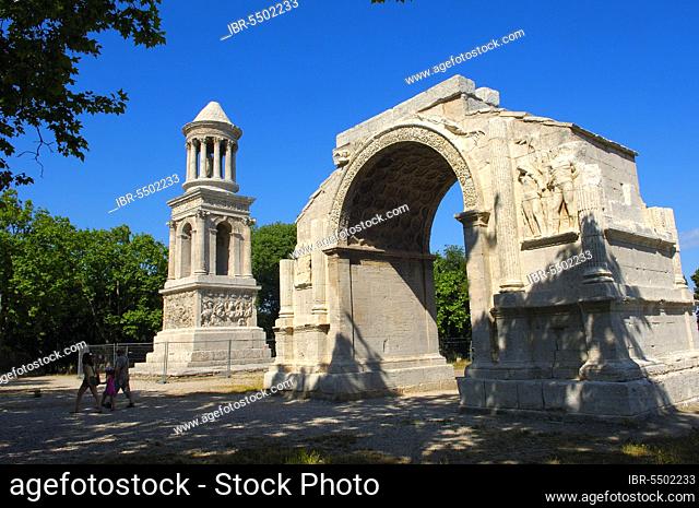 Glanum excavation site, Julier mausoleum, Ancient triumphal arch, St.-Remy-de-Provence, Bouches-du-Rhone, Provence, South of France, Roman mausoleum