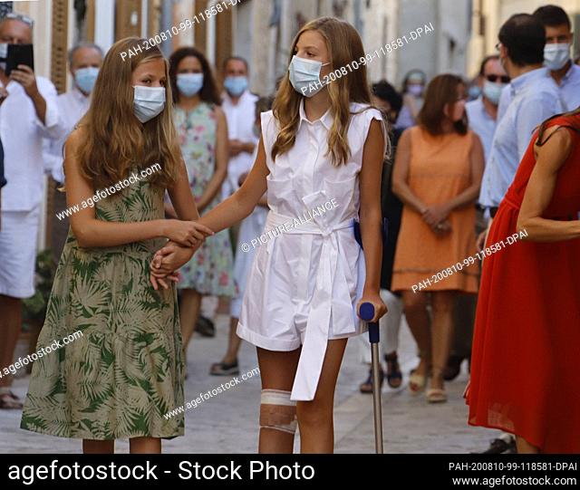 dpatop - 10 August 2020, Spain, Petra: When the Spanish Royal Family visits Mallorca, Princess Leonor (l) and Infanta Sofia walk through the streets of the...