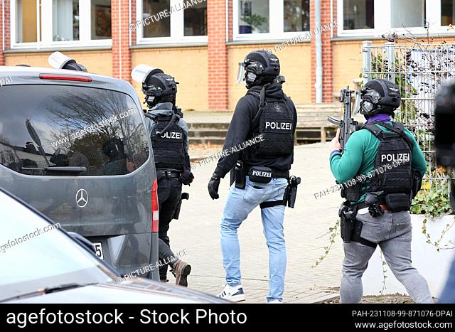 08 November 2023, Hamburg: Emergency services move in front of the Blankenese district school during a threat situation in Hamburg