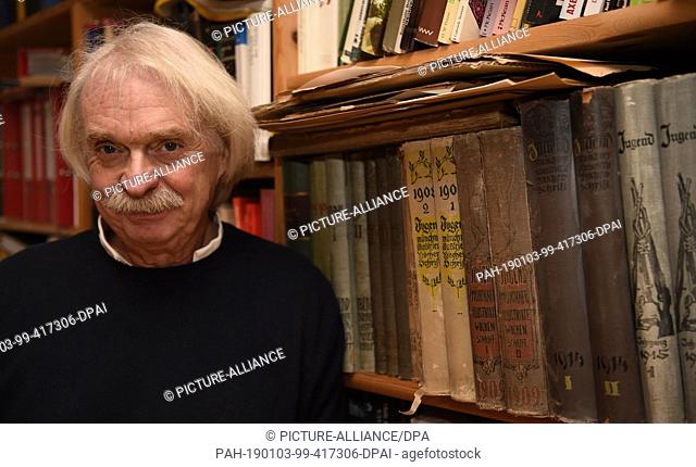 12 November 2018, Lower Saxony, Oyten: Profiler and author Axel Petermann stands in front of a bookshelf in his house. (to dpa ""Investigators write thrillers:...