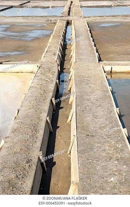Drainage system between salt evaporation ponds