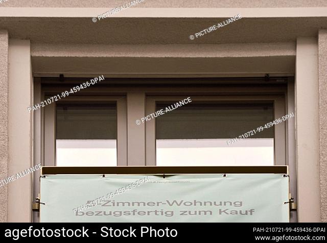 24 June 2021, Saxony, Leipzig: ""5 room apartment ready to move into for sale"". Various notices hang on a newly built, multi-storey residential building in a...