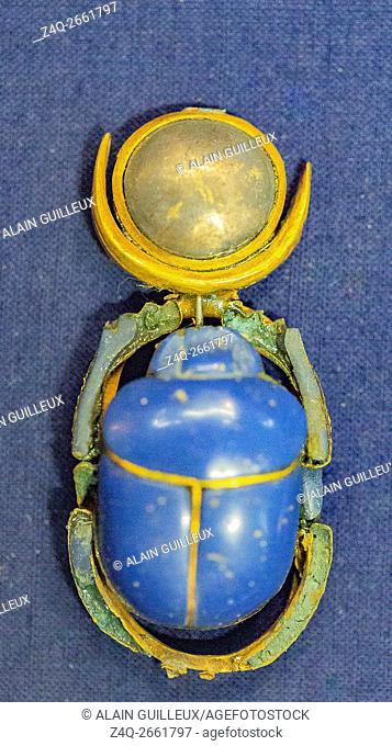 Egypt, Cairo, Egyptian Museum, Tutankhamon jewellery, from his tomb in Luxor : Amulet in the shape of a scarab with a lunar disk
