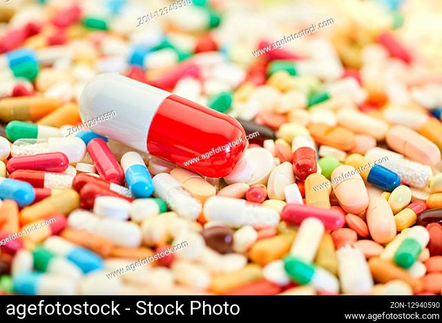 Große Kapsel auf vielen kleinen Medikamenten und Pillen