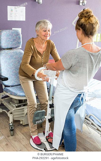 Ergonomic Equipment Disabled Room, Here, woman using a handlebar transfer facilitating the passage sit / stand
