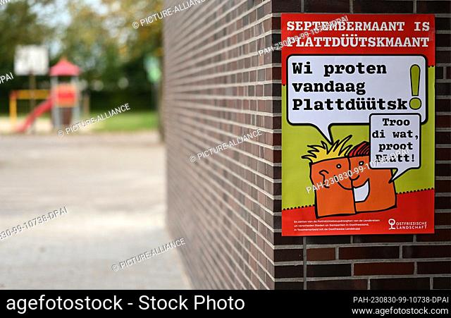 ILLUSTRATION - 30 August 2023, Lower Saxony, Moormerland: ""Wi proten vandaag Plattdüütsk"" (We speak Low German today) is written on a poster that draws...
