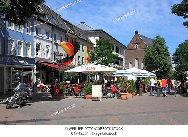 Germany, Neuss, Rhine, Lower Rhine, North Rhine-Westphalia, houses at the market place, pedestrian zone, people sitting in a sidewalk cafe, behind the arsenal