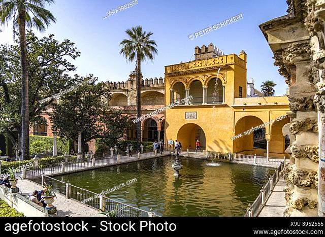 Mercury Pond Estanque Del Mercurio, the gardens adjoining the Royal Alcázar of Seville, Andalusia, Spain