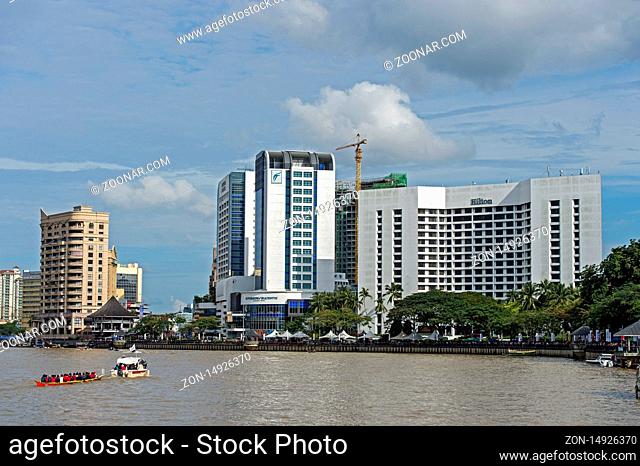 Hilton Hotel an der Kuching Waterfront am Sarawak Fluss, Kuching, Sarawak, Borneo, Malaysia / Hilton Hotel at Kuching Waterfront at Sarawak river, Kuching