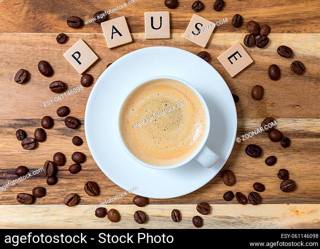 Espresso Pause mit Kaffeebohnen Buchstaben Konzept